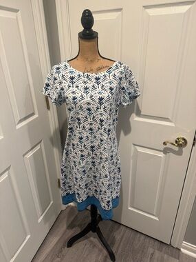 Hatley Women’s White Dress with Blue Floral Accents.  Size Large